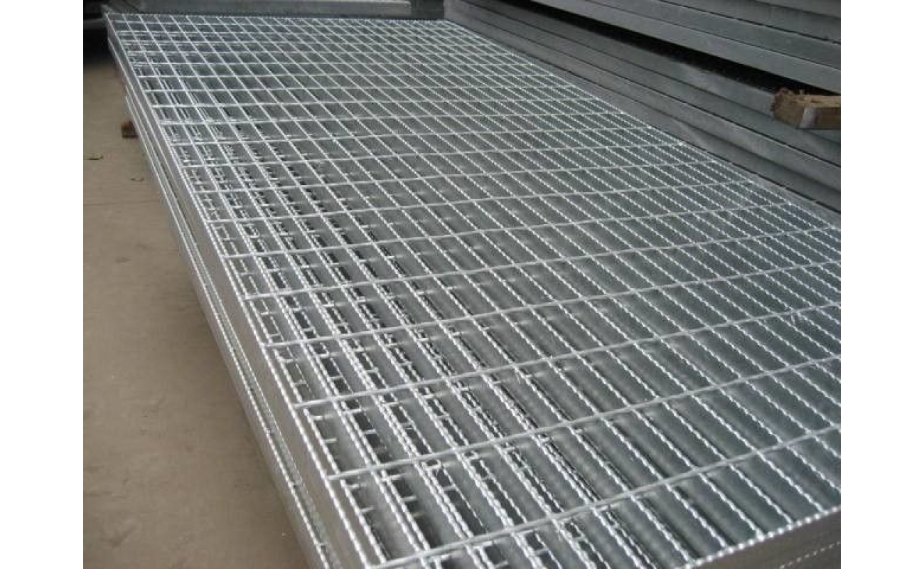 Tırtıklı ızgaralar, kaynak veya basınç kilidi ile sabitlenmiş açık çelik bileşenler olmak üzere, belirli aralıklarla ortogonal kombinasyona göre düz çelik 